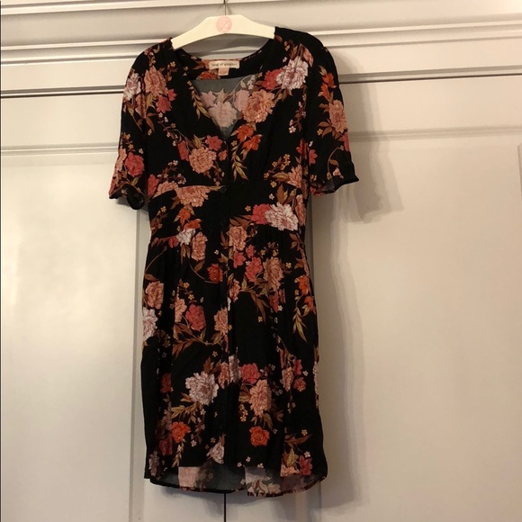 Band of Gypsies Dresses & Skirts - Band of Gypsies Floral Dress w Pockets